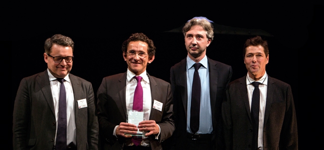 Le prix est remis par Paul Perpère délégué général de l'Afic à Maxence BLOCH et Jérôme JOUHANNEAUD, associés de KING & WOOD MALLESONS – SJ BERWIN  