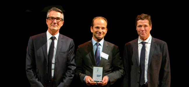 Le prix est remis par Bruno STERN, Managing director de Leonardo & Co à Guillaume JACQUEAU, Président – Managing Partner d' EQUISTONE PARTNERS EUROPE 

