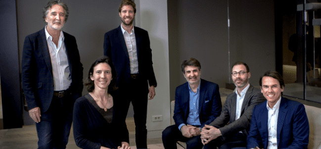 Debout, de gauche à droite : Patrick Robin (Avolta Partners) et Arthur Porré . Assis, de gauche à droite : Oriane Durvye, Philippe Rodriguez (Avolta Partners), David Kieffer (Alantra), Franck Portais (Alantra)