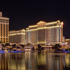 Seule la filiale exploitant le Caesars Palace et 28 autres casinos, du groupe Ceasars Entertainment repris en LBO par Apollo et TPG en 2008, est mise en faillite